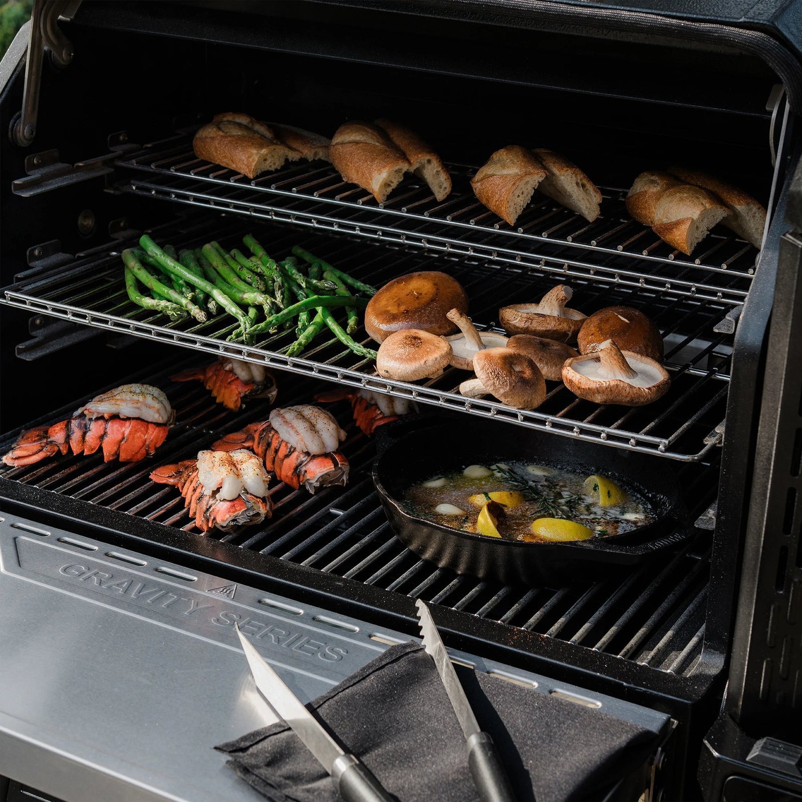 Alternative view of Masterbuilt Gravity Series XT Digital Charcoal Grill and Smoker